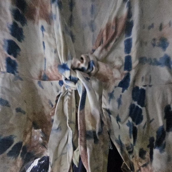 VENUS Tie-Dye Crop Top - Blue and Tan - Picture 6 of 12